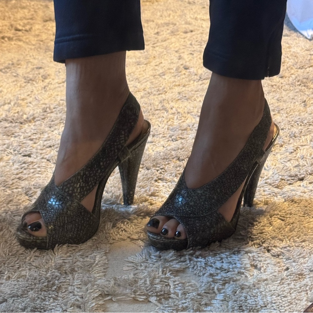 Moda Textured Black Peep-Toe Heels